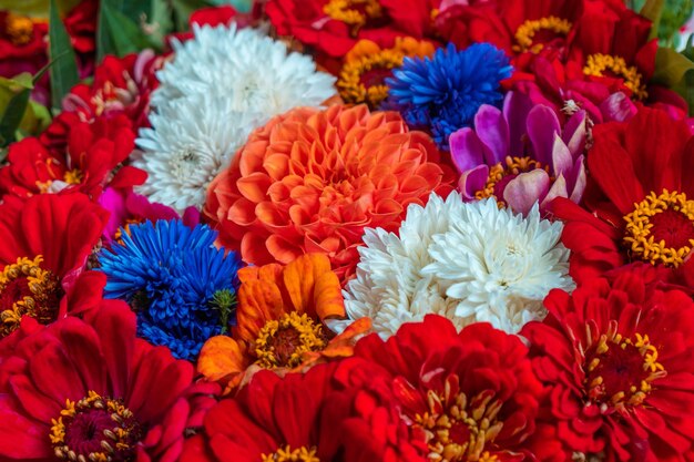 Blumenstrauß aus roten Dahlien auf dem Straßenmarkt