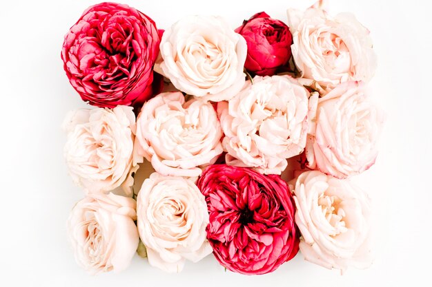 Blumenstrauß aus roten und beigen Rosenknospen. Flache Lage, Ansicht von oben