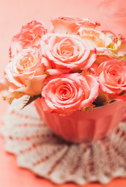 Blumenstrauß aus schönen frischen rosa Rosen in rosa Tasse