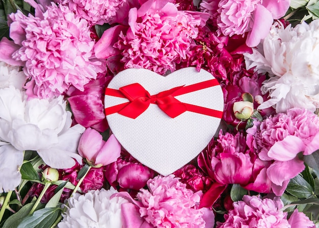 Blumenstrauß aus schönen rosa Pfingstrosen mit Geschenkbox Grußkarte für den Feiertag Valentinstag