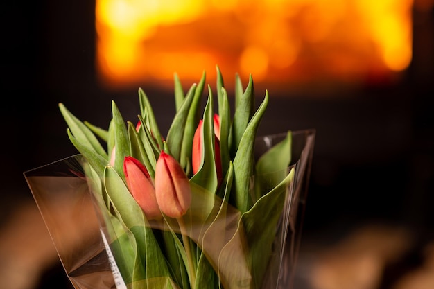 Blumenstrauß aus Tulpen auf dem Hintergrund des Kamins Blumenstrauß