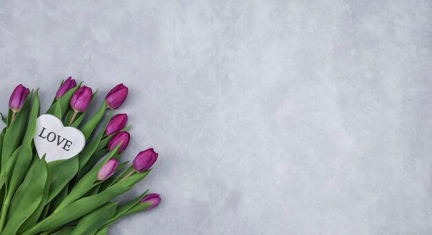 Foto blumenstrauß aus tulpen auf grauem hintergrund