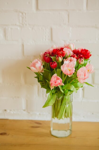 Blumenstrauß aus Tulpen auf weißem Hintergrund für die Werbung