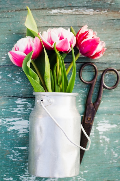 Blumenstrauß aus Tulpen in einer Aluminiumdose.