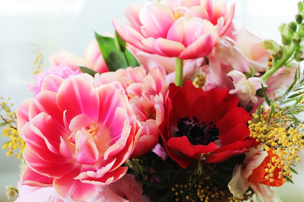 Blumenstrauß aus verschiedenen Blumen, darunter Tulpen und Mimosen