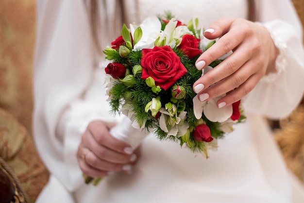 Blumenstrauß bei der Trauung in den Händen der Braut Nahaufnahmefotoidee für Eventagenturen