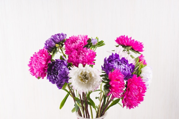 Blumenstrauß der Chrysanthemen auf weißem Hintergrund. Stillleben von bunten Herbstblumen