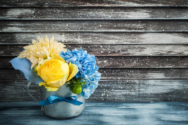 Blumenstrauß der gelben Rose und der blauen Hortensie