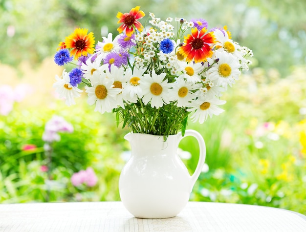 Blumenstrauß der Sommerblumen in einem Glas