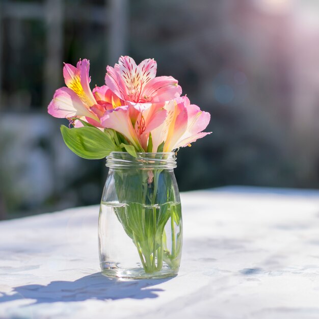 Blumenstrauß des Frühlingsrosas blüht Nahaufnahme auf einer Cafétabelle