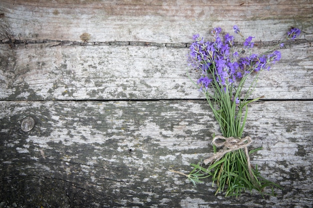 Blumenstrauß des Lavendels auf der alten rustikalen Tabelle