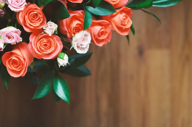 Blumenstrauß - eine Komposition aus Rosen. Hintergrund für die Postkarte.