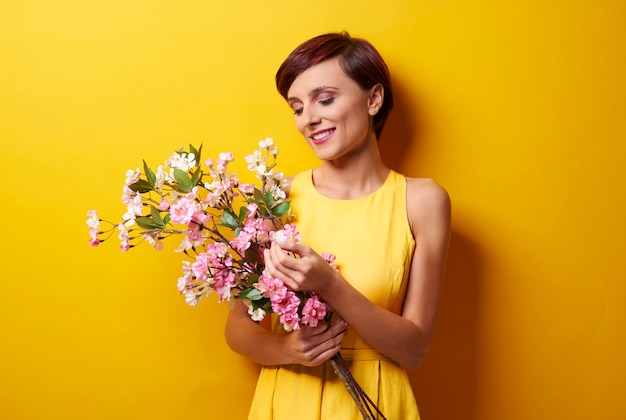 Blumenstrauß erfreute Frau