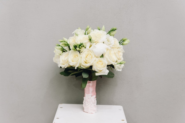 Blumenstrauß für eine Hochzeit lokalisiert auf grauem Hintergrund