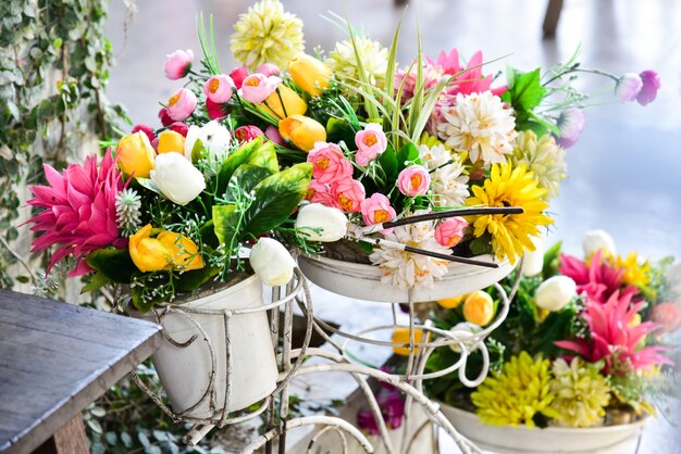 Blumenstrauß im Garten dekoriert