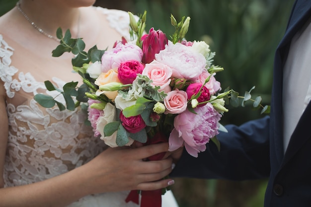 Blumenstrauß in den Händen der Braut