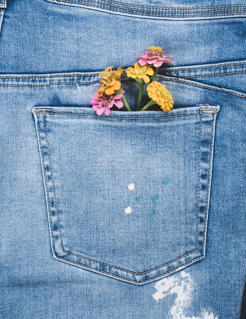 Blumenstrauß in der Gesäßtasche der Blue Jeans