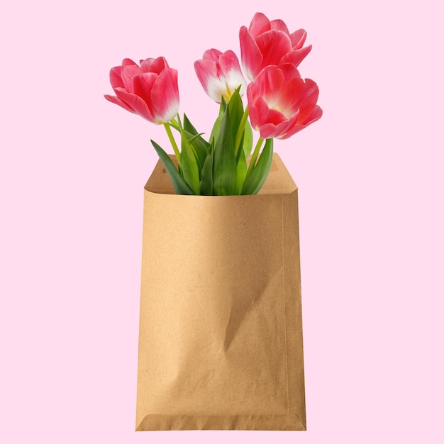 Blumenstrauß in einer Basteltüte aus Papier