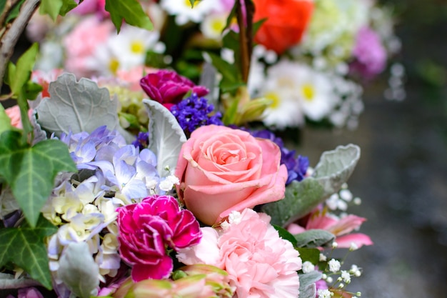 Blumenstrauß in mehreren Farben Schöner und farbenfroher Blumenstrauß