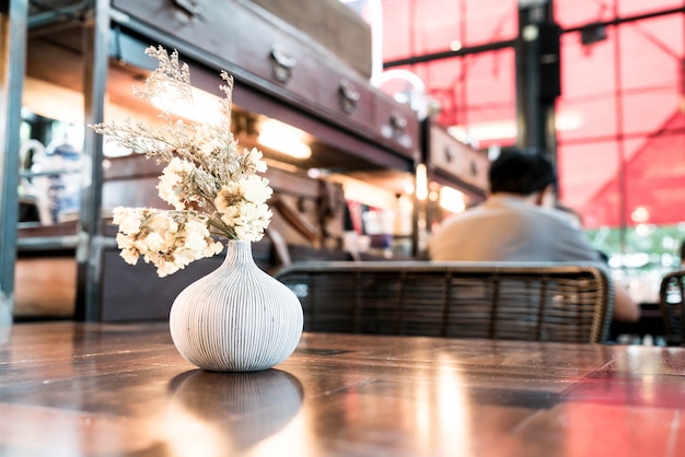 Blumenstrauß in Vase Dekoration auf dem Tisch