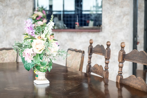 Blumenstrauß in Vase Dekoration auf dem Tisch