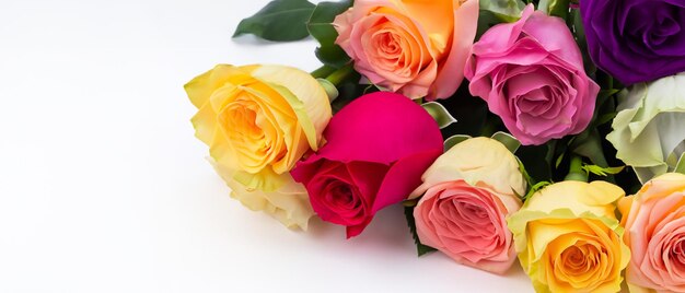 Blumenstrauß mehrfarbige Rosen auf weißem Hintergrund Blumen, die die Liebe darstellen