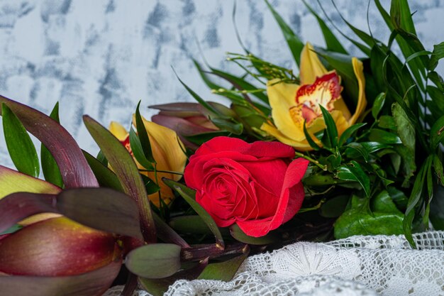 Blumenstrauß mit einer roten Rose und Orchideen hautnah