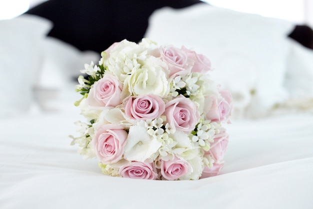 Blumenstrauß mit rosa und weißen Rosen