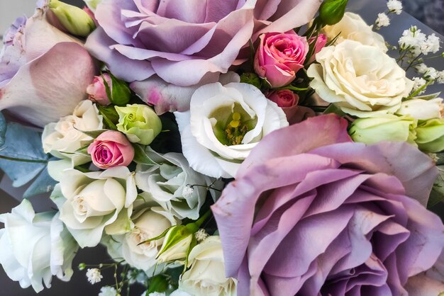 Blumenstrauß mit Rosen und Eustoma