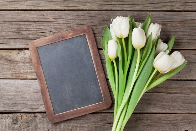 Blumenstrauß und Tafel mit weißen Tulpen