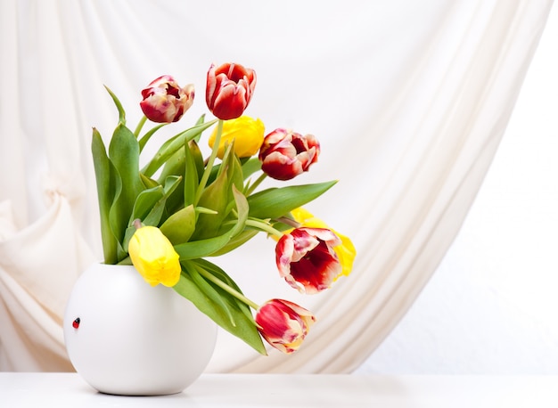 Blumenstrauß von bunten Tulpen im Vase