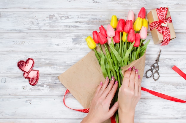 Blumenstrauß von Frühlingstulpen und -geschenk