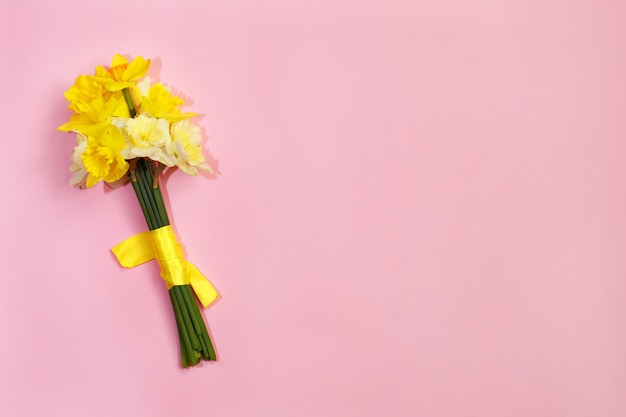 Blumenstrauß von Narzissen auf einem rosa Hintergrund