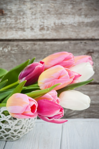 Blumenstrauß von rosa Tulpen im Häkelarbeitkorb