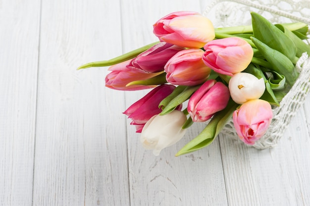 Blumenstrauß von rosa Tulpen im Häkelarbeitkorb