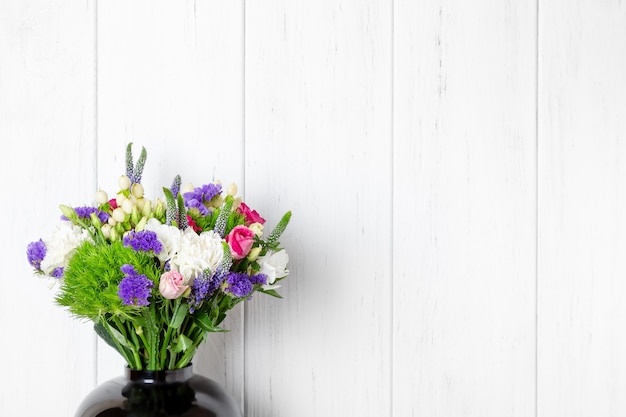 Blumenstrauß von schönen Blumen auf weißem Hintergrund mit Kopienraum