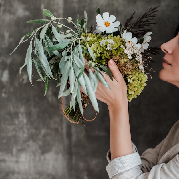 Blumenstrauß von weißen Blumen in einem Glasvase