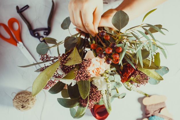 Foto blumenstrauß vorbereitung hautnah. konzept für kleine unternehmen