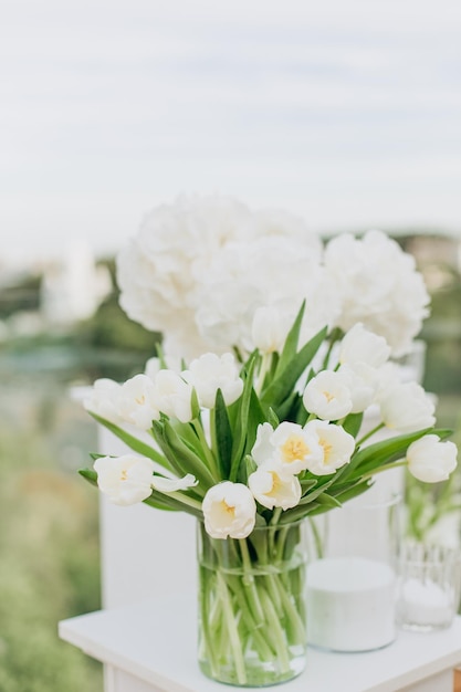 Blumenstrauß weiße Tulpen Glasvase Frühlingszeit