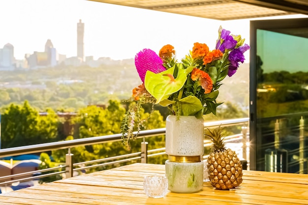 Blumentischarrangement bei Firmenfeier oder Galadinner