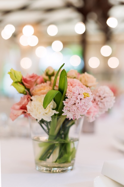 Blumentischdekorationen für Feiertage und Hochzeitsabendessen. Tabelle stellte für Feiertagshochzeitsempfang Restaurant im im Freien ein.