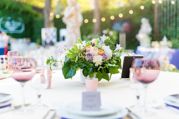 Blumentischdekorationen für Feiertage und Hochzeitsabendessen.