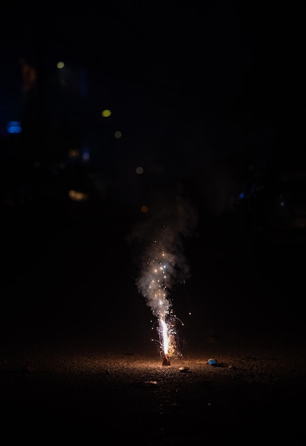 Blumentöpfe oder Anar-Feuerwerk, das während des Festivals Diwali in Indien mit Funkeln brennt