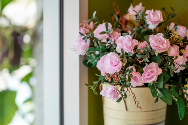 Blumentopf in der Nähe des Fensters