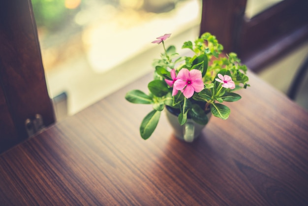 Blumenvase auf dem Tisch am Fenster