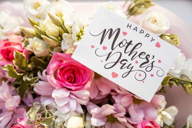 Blumenzusammensetzung aus hellen Rosen und Eustoma-Nahaufnahme Text Happy Mother's Day Heller Blumenstrauß mit zarten BlumenGrußkartensüßes Wunschkonzept