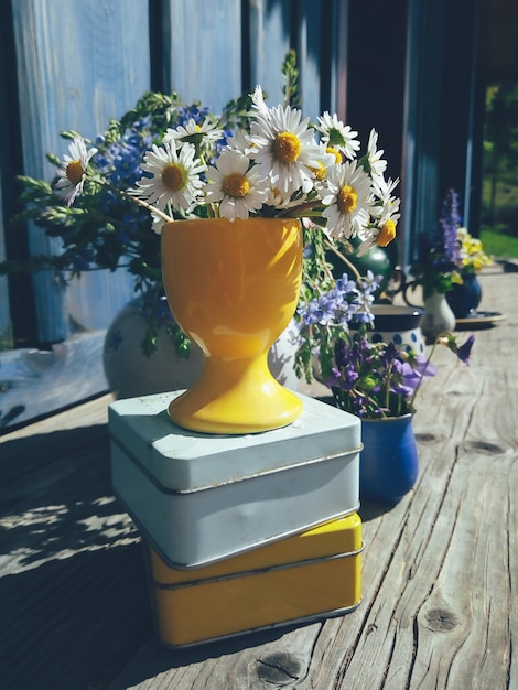 Blumenzusammensetzung in der sonnigen Gartenveranda