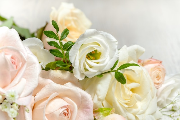 Foto blumenzusammensetzung von hellen rosen und eustoma nahaufnahme.