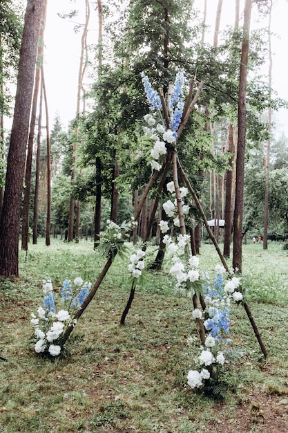 Blumiger Tipi-Torbogen für eine schöne Hochzeit im Freien