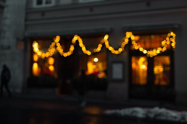 Foto blur restaurante tienda o café de xmas en la noche durante las celebraciones de navidad en la ciudad vieja de